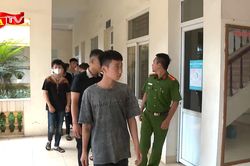 Thấy 'ngứa mắt', nhóm thanh, thiếu niên mang dao truy sát đối phương