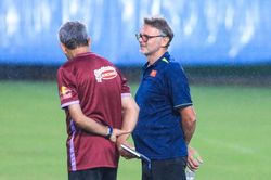 HLV Troussier và chuyện 'gánh' hai đội tuyển