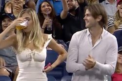 Bóng hồng gây sốt khi uống bia trên khán đài US Open sở hữu thân hình nóng bỏng