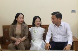 Phó Chủ tịch nước Võ Thị Ánh Xuân thăm cô giáo không tay ở Thanh Hóa