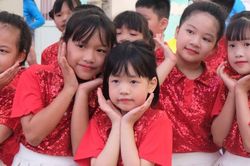 Học sinh trường chuyên biệt hát quốc ca bằng ngôn ngữ ký hiệu