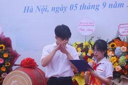 Khai giảng tại ngôi trường đặc biệt ở Hà Nội, dùng tay hát quốc ca