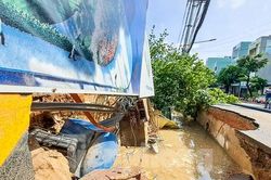 Nguyên nhân đường ở Quy Nhơn bất ngờ sụt lún 'nuốt chửng' cây xanh, trụ điện