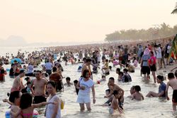 Lượng khách du lịch dịp 2/9: Phú Quốc sụt giảm mạnh, biển miền Trung 'bội thu'