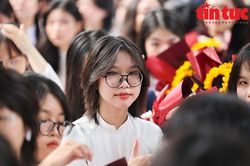 Nữ sinh Hà Nội duyên dáng trong ngày tựu trường