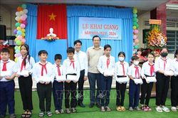 Bộ trưởng Huỳnh Thành Đạt trao học bổng cho học sinh vượt khó tỉnh Bến Tre