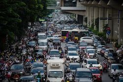 Sáng đầu tiên đi làm sau kì nghỉ lễ 2/9, đường Hà Nội tắc muôn ngả