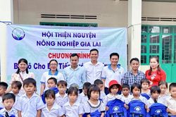 Trao 300 phần quà cho học sinh xã Ia Piơr
