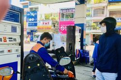 Giá xăng tăng lần thứ 6 liên tiếp