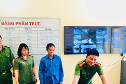 Thành phố Lào Cai: Người dân chủ động giao nộp vũ khí, vật liệu nổ, công cụ hỗ trợ.