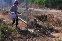 Nguy cơ tai nạn giao thông khi hàng rào bảo vệ cao tốc bị tháo dỡ