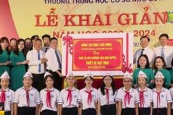 Lãnh đạo Thành phố dự khai giảng năm học mới