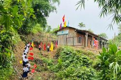 Những hình ảnh xúc động lễ khai giảng năm học mới nơi rẻo cao Ngọc Linh