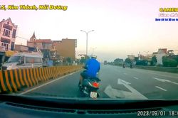Xe máy sang đường bất chấp, ô tô phanh 'cháy lốp'