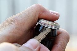 Cách khui bia bằng chìa khóa dễ dàng ít người biết