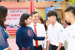 Phó Bí thư Thường trực Thành ủy Nguyễn Thị Tuyến dự lễ khai giảng tại huyện Ba Vì