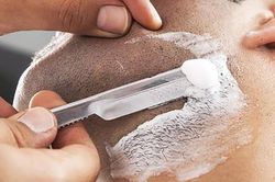 Thực hư vụ thanh niên 24 tuổi nhiễm HIV nghi do đi cắt tóc, gội đầu ngoài tiệm theo cách nhìn của chuyên gia