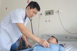 Nam thanh niên 18 tuổi ở Hà Nội bị lốp xe ô tô phát nổ văng giữa ngực, chấn thương nguy kịch