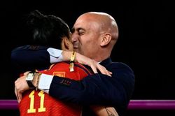 Liên tục gây tranh cãi, Luis Rubiales là một phần trong lịch sử đen tối của bóng đá Tây Ban Nha