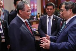 Thủ tướng Phạm Minh Chính gặp Thủ tướng Trung Quốc Lý Cường