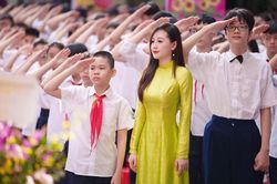 Netizen đua nhau truy tìm cô giáo gây đốn tim trong lễ khai giảng