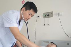 Lốp xe ô tô nổ văng vào ngực, nam thanh niên vỡ động mạch chủ