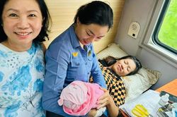 Sản phụ sinh hạ bé gái trên chuyến tàu SE22