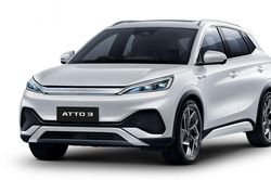 Ô tô điện Trung Quốc bốc cháy khi đang sạc bên ngoài trung tâm mua sắm