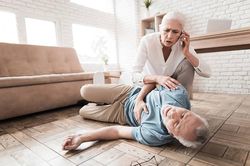 Từ sự việc hiệu trưởng ngã quỵ khi đang khai giảng: Xử lý thế nào khi có người đột quỵ?