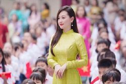Xuất hiện xinh đẹp ở lễ khai giảng, nữ giáo viên khiến dân tình rần rần tìm info