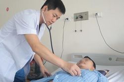 Nổ lốp xe ô tô gây vỡ động mạch chủ, nam thanh niên được cứu sống