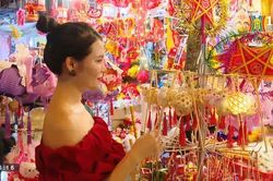 Phố Hàng Mã 'thay áo' chuẩn bị đón trung thu