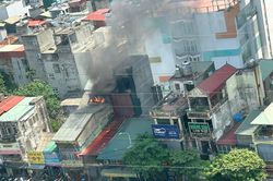 Nhà 3 tầng ở Hà Nội bốc cháy kèm nhiều tiếng nổ lớn