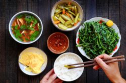 Ăn nhiều rau trước bữa cơm có giúp giảm cân?