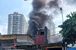 Dập tắt đám cháy tại quán thịt chó
