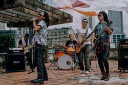 Bức Tường tăng tốc, lần đầu 'Nam tiến' quay MV kết hợp với Phạm Anh Khoa