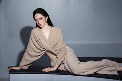 Từ chàng trai quyết sống thật với giới tính, Hương Giang giờ ở biệt thự 30 tỷ, đi 2 xế sang