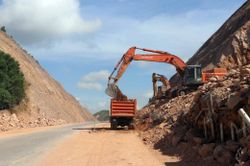Xử lý xong điểm sạt trượt trên tuyến cao tốc Cam Lộ - La Sơn