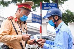 CSGT được dừng xe kiểm tra giấy tờ gì theo Thông tư 32/2023/TT-BCA?