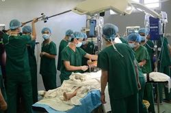 Gần 200 người thực hiện ghép thận cho 2 bệnh nhân từ ca hiến tạng