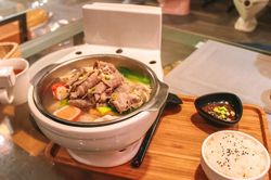 Những nhà hàng độc lạ nhất thế giới: Từ nhà hàng Bồn cầu đến cà phê Động đất