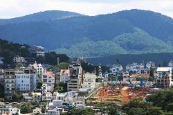 Giao dịch nhà đất trong khu dân cư hiện hữu sôi động, tại dự án lại lèo tèo