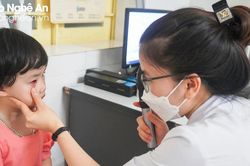 Số trẻ mắc bệnh đau mắt đỏ tại Nghệ An tăng đột biến