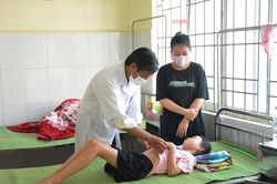 Cao Bằng: Ăn kẹo bán ở cổng trường, 20 học sinh nghi bị ngộ độc