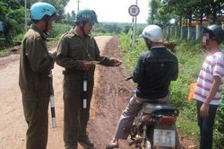 Không có CSGT đi cùng, công an xã được dừng xe xử phạt các lỗi gì?