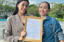 Hoa hậu Tiểu Vy ăn vận giản dị, cùng mẹ ruột đi làm từ thiện