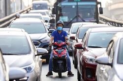Biển cấm như vô hình, xe máy vẫn đi lên Vành đai 2 trên cao