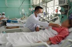 Tiêm filler làm đẹp trong nhà nghỉ, 2 phụ nữ phải đi cấp cứu