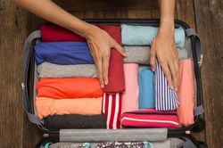 Cách xếp quần áo vào vali siêu gọn