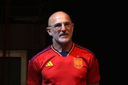 'Nhổ luôn dây' của Luis Rubiales?